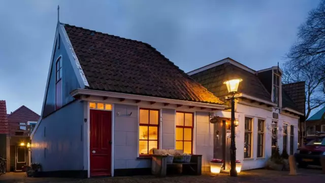 Avond buitenaanzicht bed en breakfast De Etalage VVV Texel