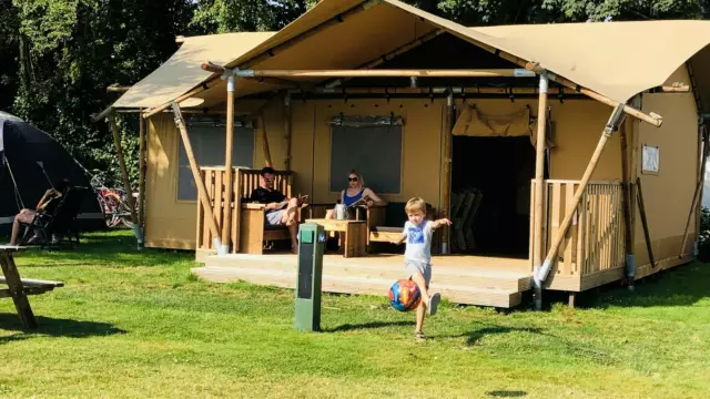 Familie bij ingerichten lodge op camping Coogherveld VVV Texel