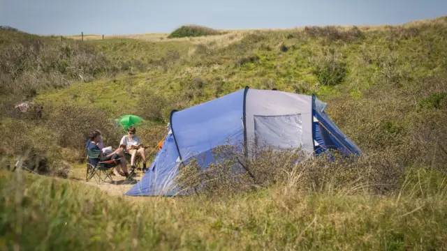 Kampeerplaats in de duinen van De Koog Camping Kogerstrand VVV Texel
