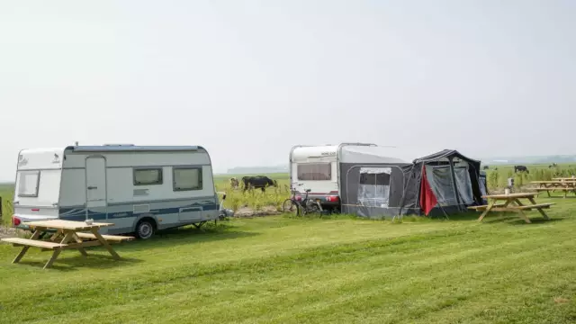 Boerencamping De Tesselsekamping caravans in landschap VVV Texel