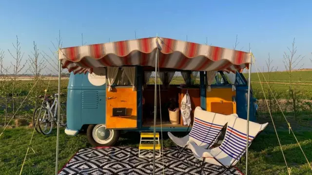 Camperbus op minicamping De Terp VVV Texel