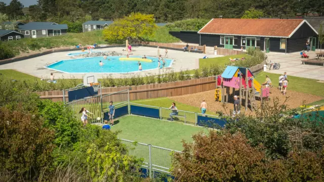 Zwembad en speelterrein op camping Loodsmansduin in Den Hoorn VVV Texel