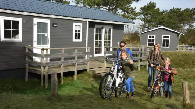 Gezin met fiets Camping Loodmansduin chalet De Geul VVV Texel