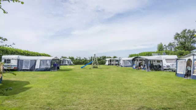 Kampeerterrein met speeltoestel minicamping Hoeve Amalia fotograaf Liselotte Schoo VVV Texel