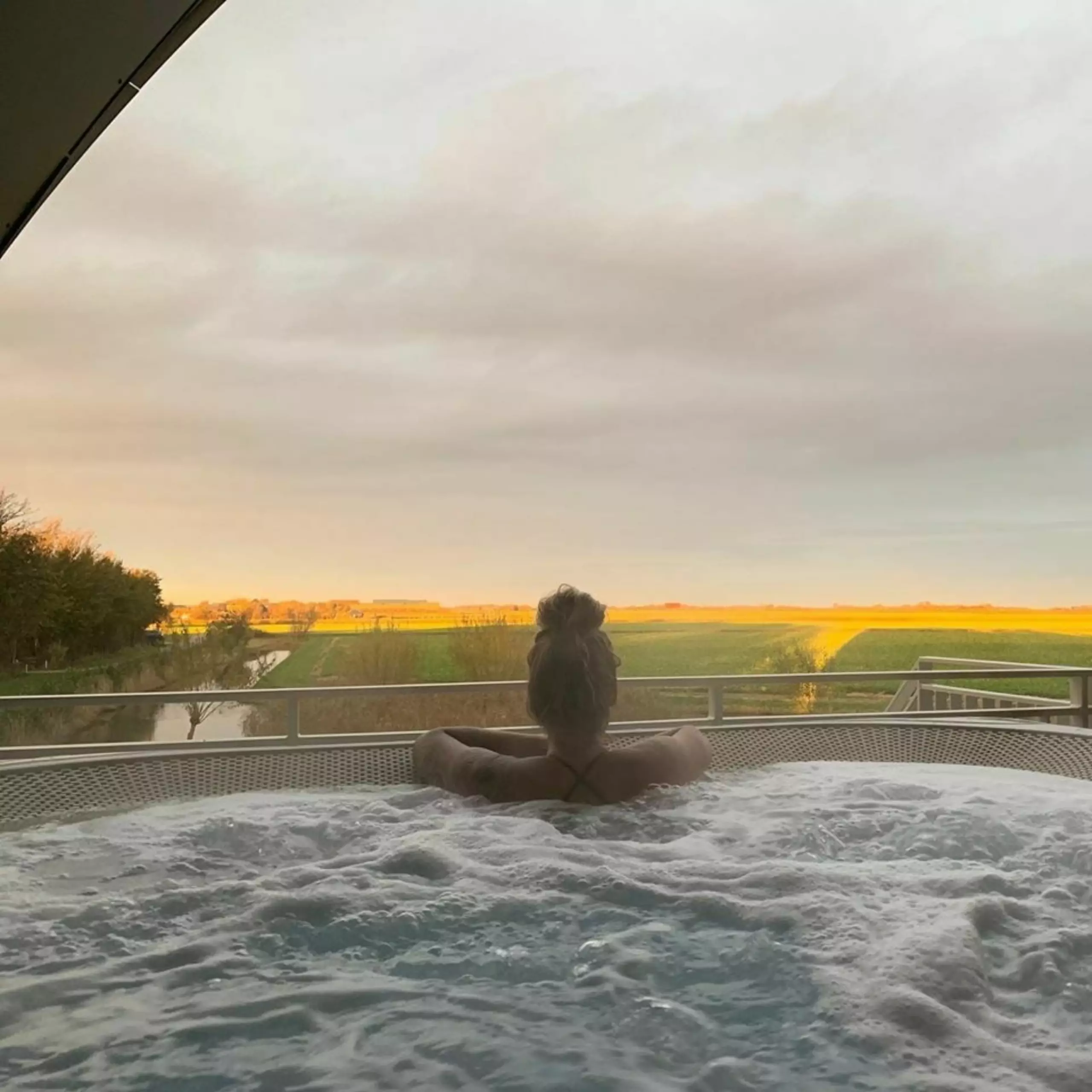 Zonsondergang vanuit de jacuzzi