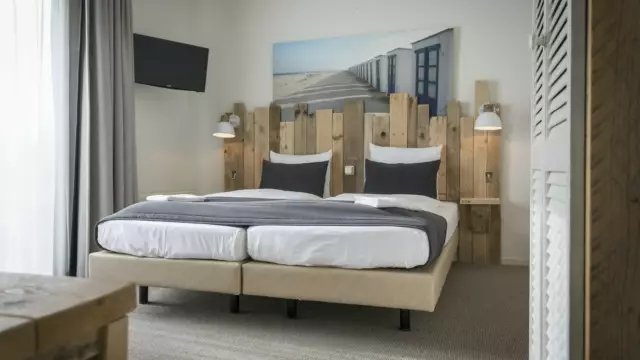 Familiesuite bij Hotel De Waal met bed van strandhout VVV Texel