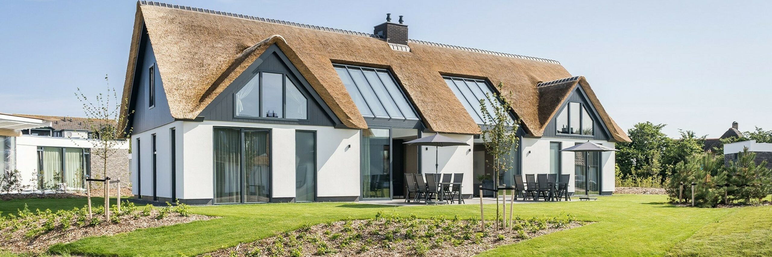 Luxe villa buitenzijde met terras Villapark De Koog VVV Texel