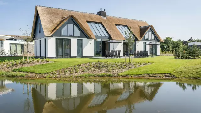 Luxe villa buitenzijde met terras Villapark De Koog VVV Texel
