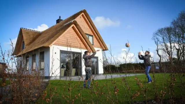 Villa Hoogelandt kinderen spelen in de tuin herfst VVV Texel