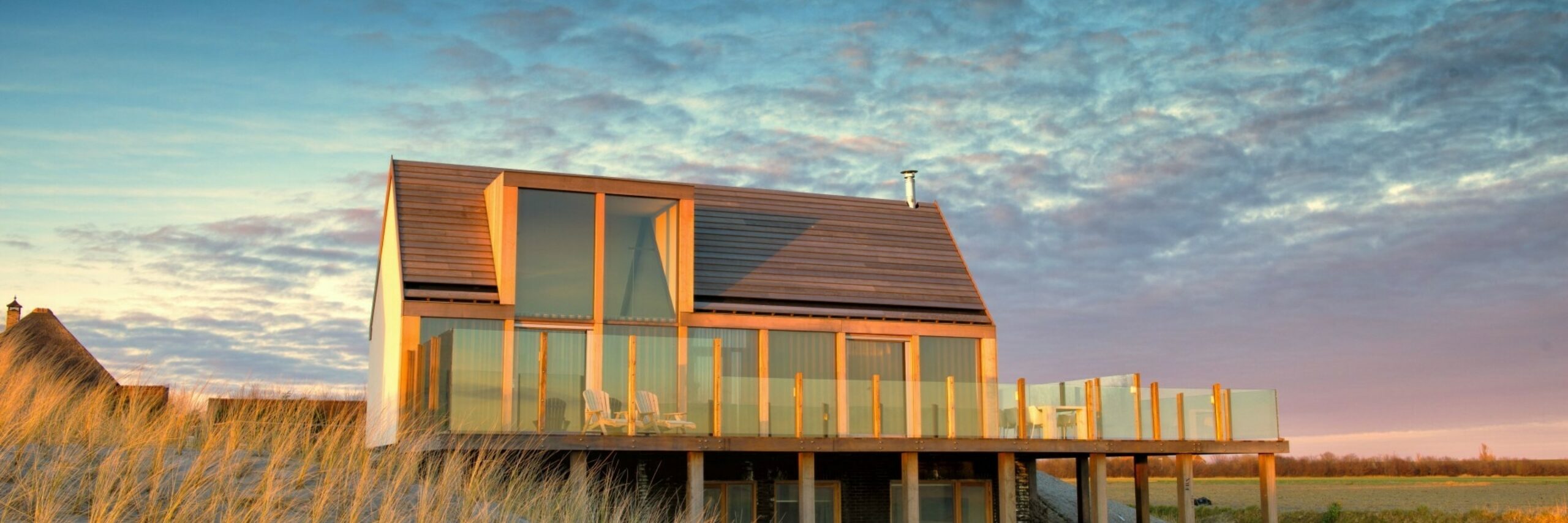 Vooraanzicht Lodges De Waddenhof bij zonsondergang VVV Texel