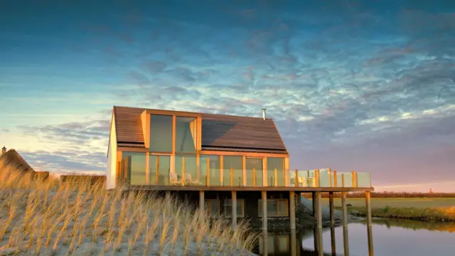 Vooraanzicht Lodges De Waddenhof bij zonsondergang VVV Texel