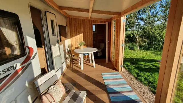 Caravan Driehuizen met overkapt terras VVV Texel