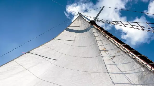 Zeil van een zeilboot VVV Texel
