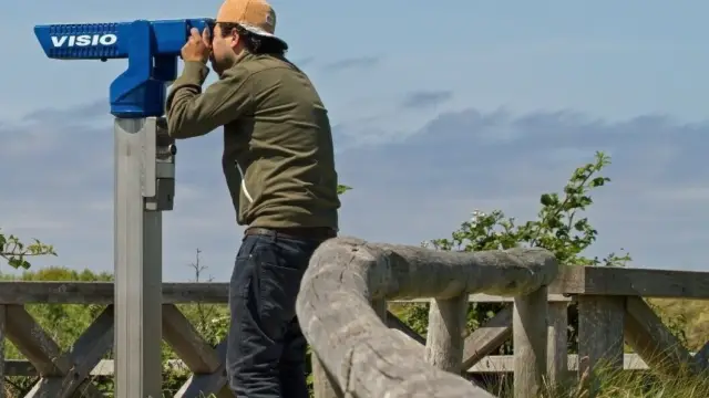 Vogels kijken door verrekijker