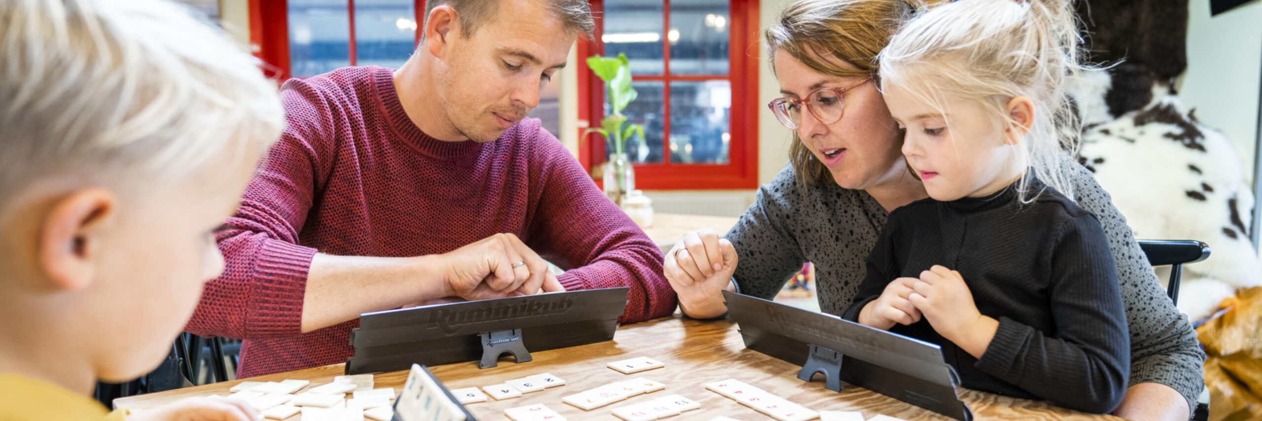 Gezin speelt spelletjes tijdens de vakantie