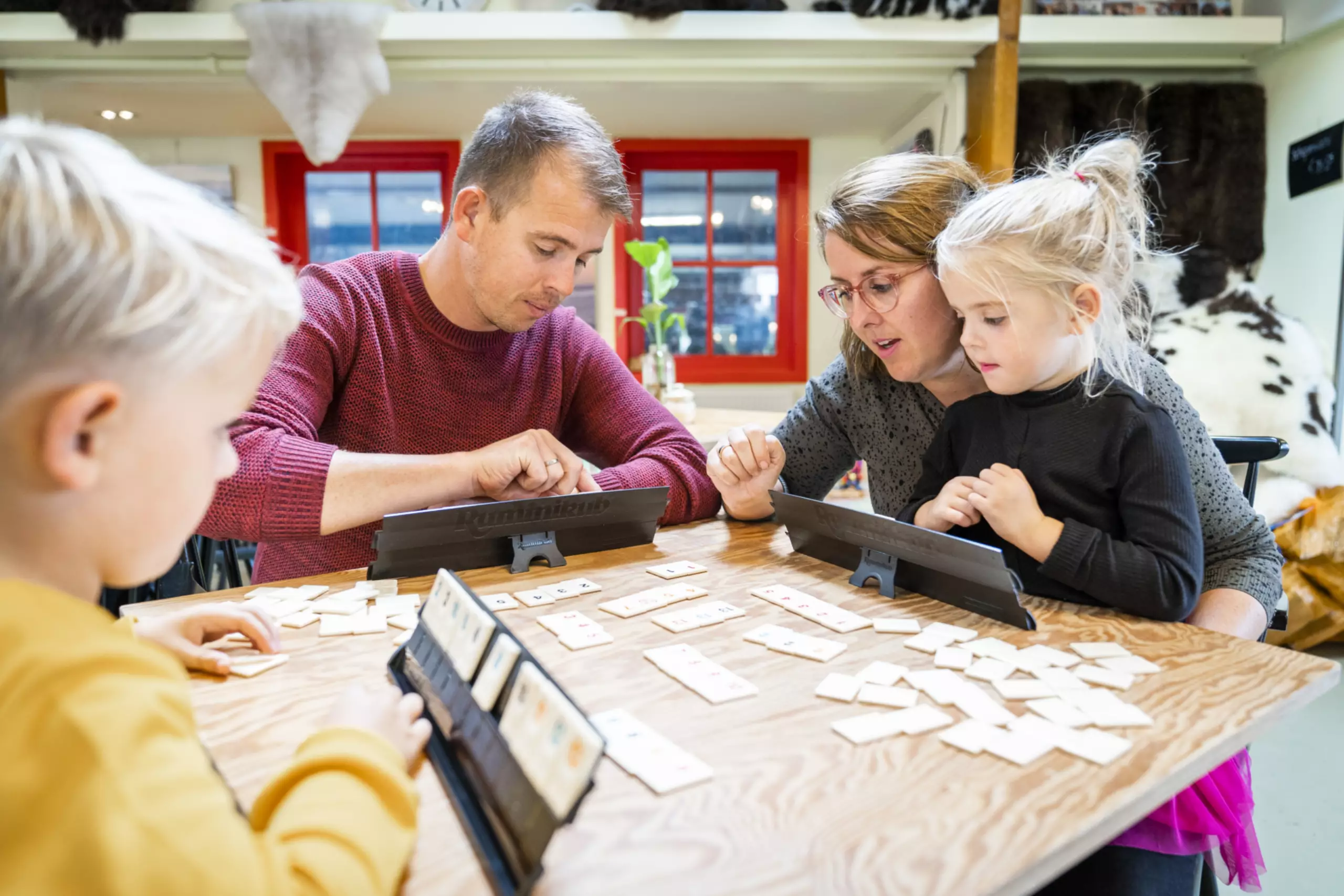 Gezin speelt spelletjes tijdens de vakantie