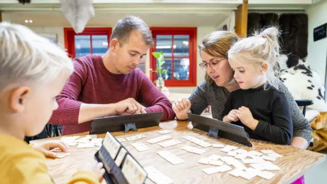 Gezin speelt spelletjes tijdens de vakantie