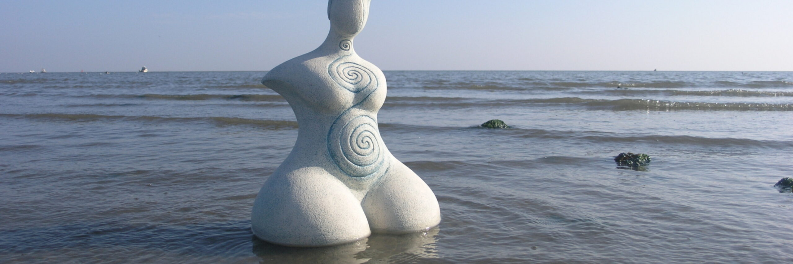 Kunst in de zee van de Eiland Galerij VVV Texel
