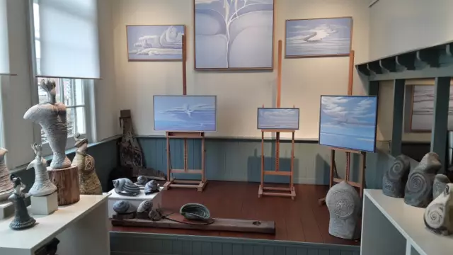 Expositie van de Eiland Galerij VVV Texel