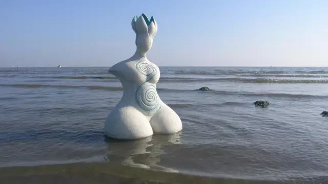 Kunst in de zee van de Eiland Galerij VVV Texel
