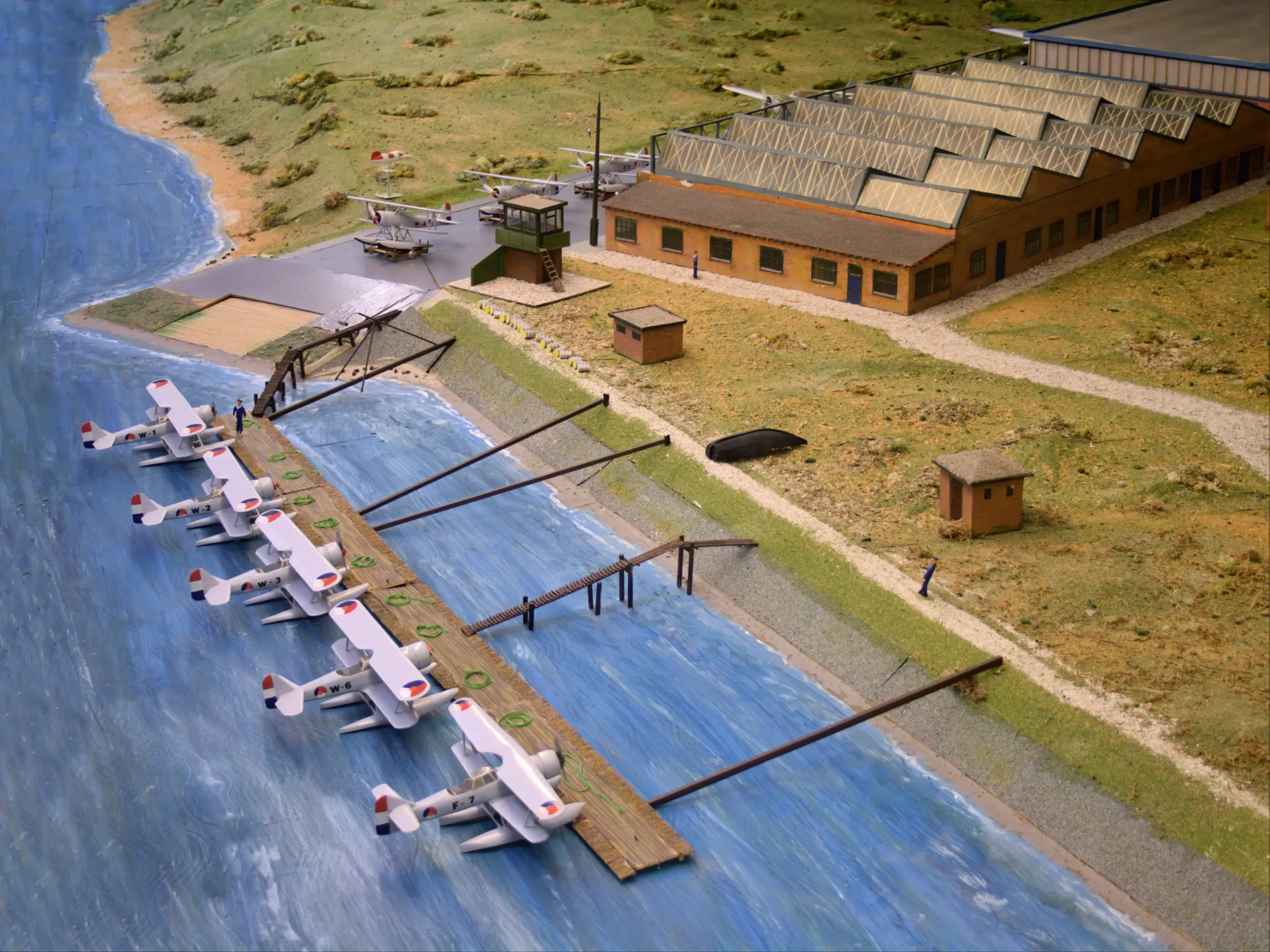 Maquette van een vliegveld op zee in het Luchtvaart- en Oorlogsmuseum