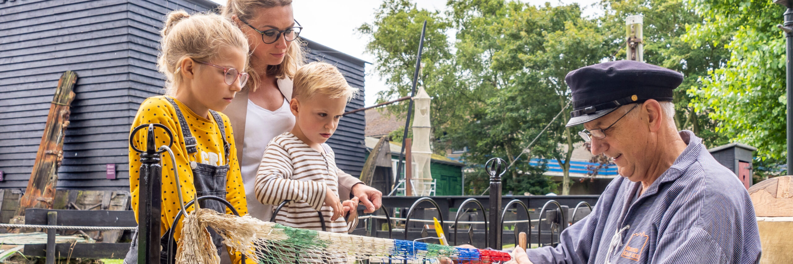 Kinderen bekijken oude ambacht in Museum Kaap Skil