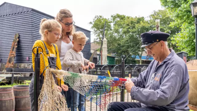 Kinderen bekijken oude ambacht in Museum Kaap Skil