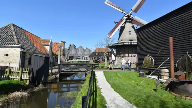 Het buitenterrein van Museum Kaap Skil met oude huizen en de molen VVV Texel