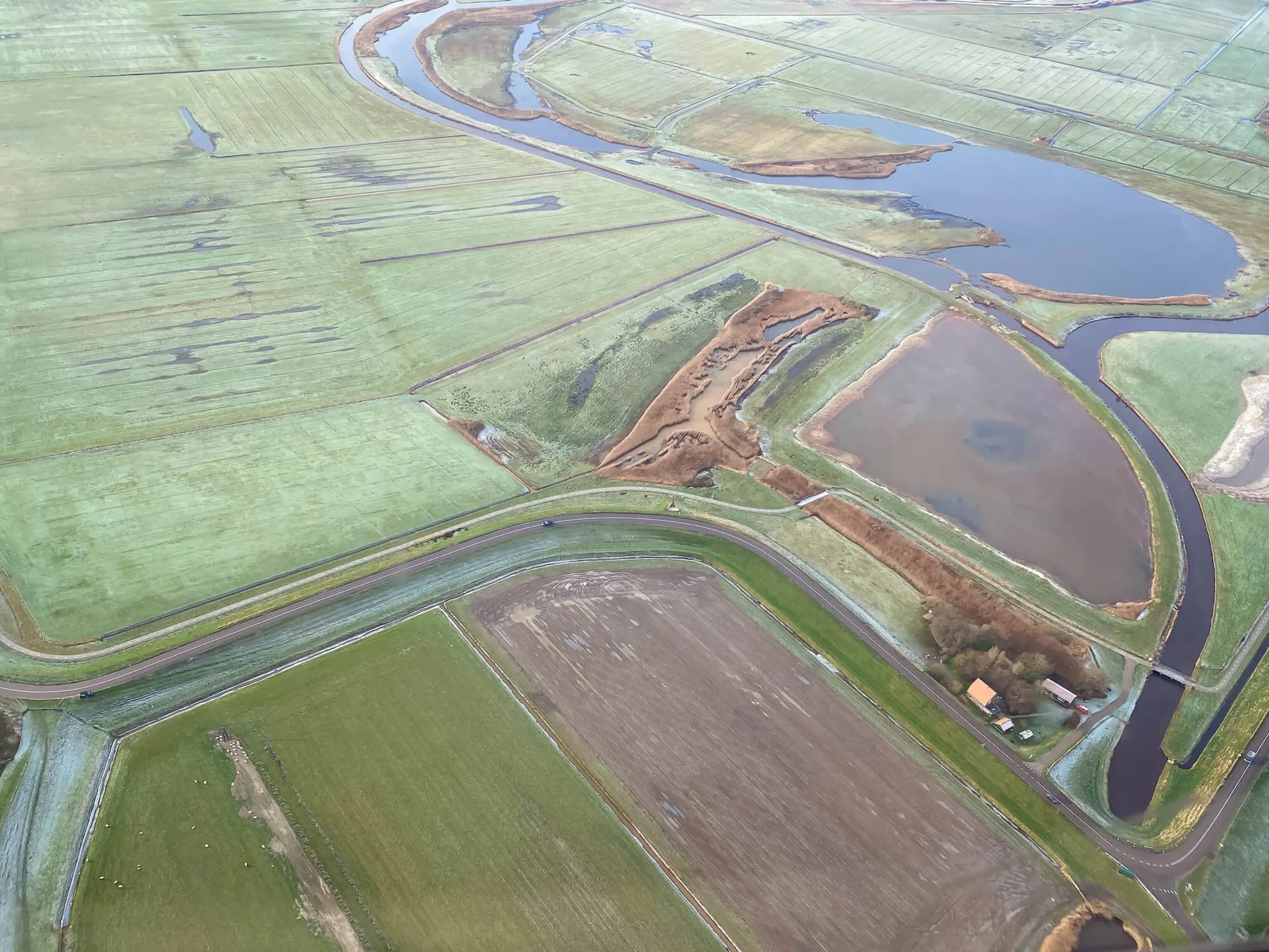 Kolk Waalenburg vanuit het vliegtuig