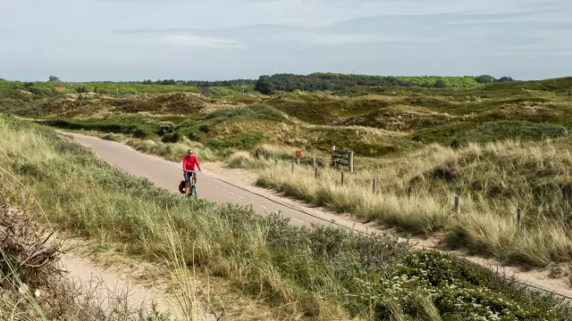 Fietsen in de duinen VVV Texel fotograaf Justin Sinner