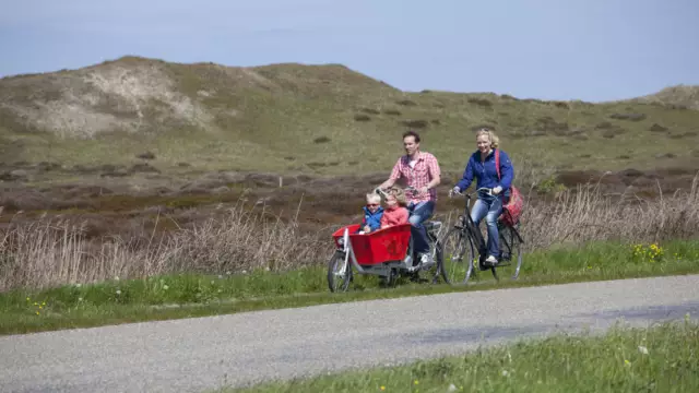 Fietsen in de duinen gezin fotograaf Tessa Jol VVV Texel