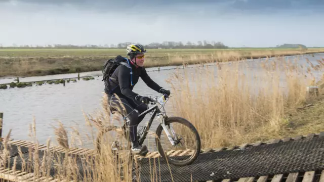 Mountainbiken tijdens evenement op Texel VVV Texel fotograaf Liselotte Schoo