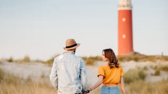 Stel loopt in de duinen VVV Texel alleen redactioneel gebruik Shutterstock