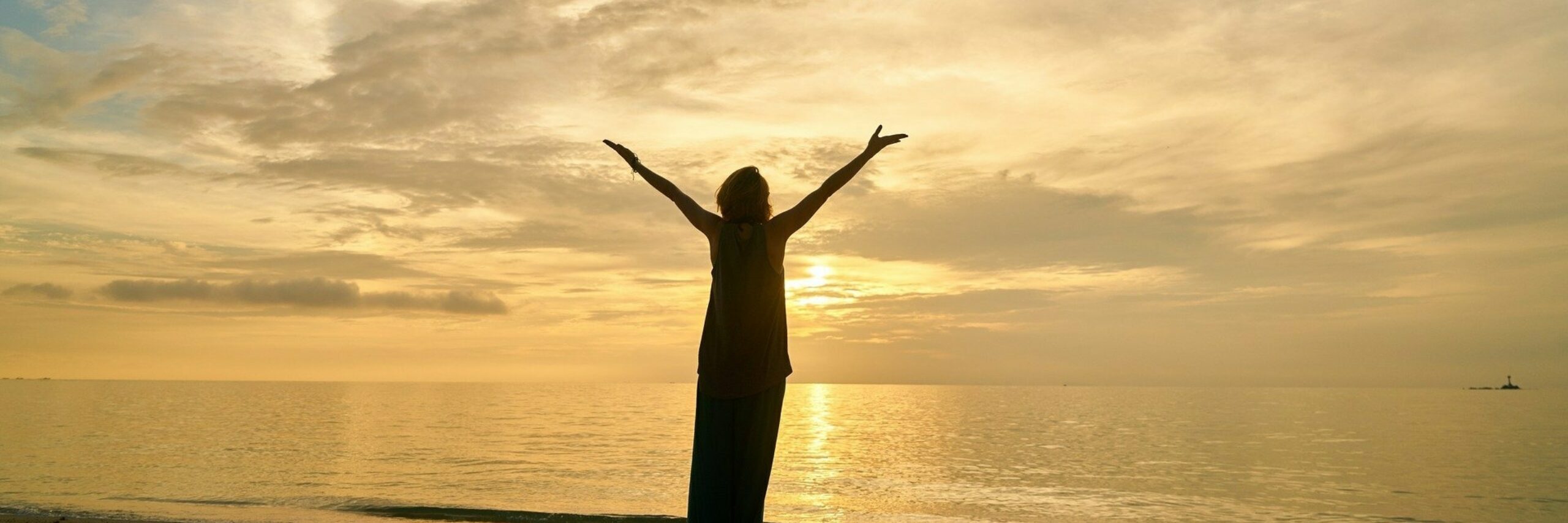 Yoga op het strand met zonsondergang VVV Texel