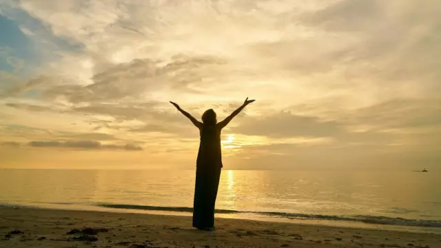Yoga op het strand met zonsondergang VVV Texel