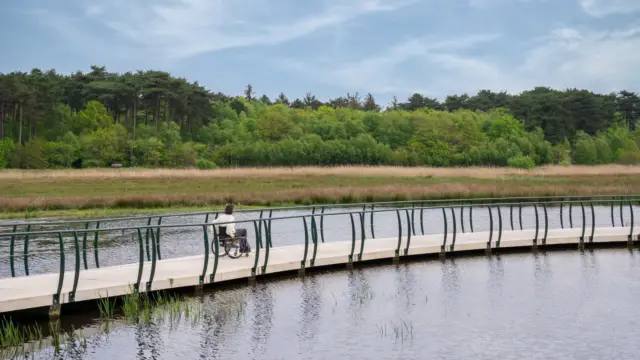 Rolstoelroutes De Dennen fietsbrug lucht VVV02042 PERSFOTO
