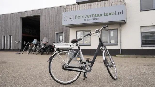 Liselotte Schoo VVV Texel Paspoort Fietsverhuur Veerhaven 1