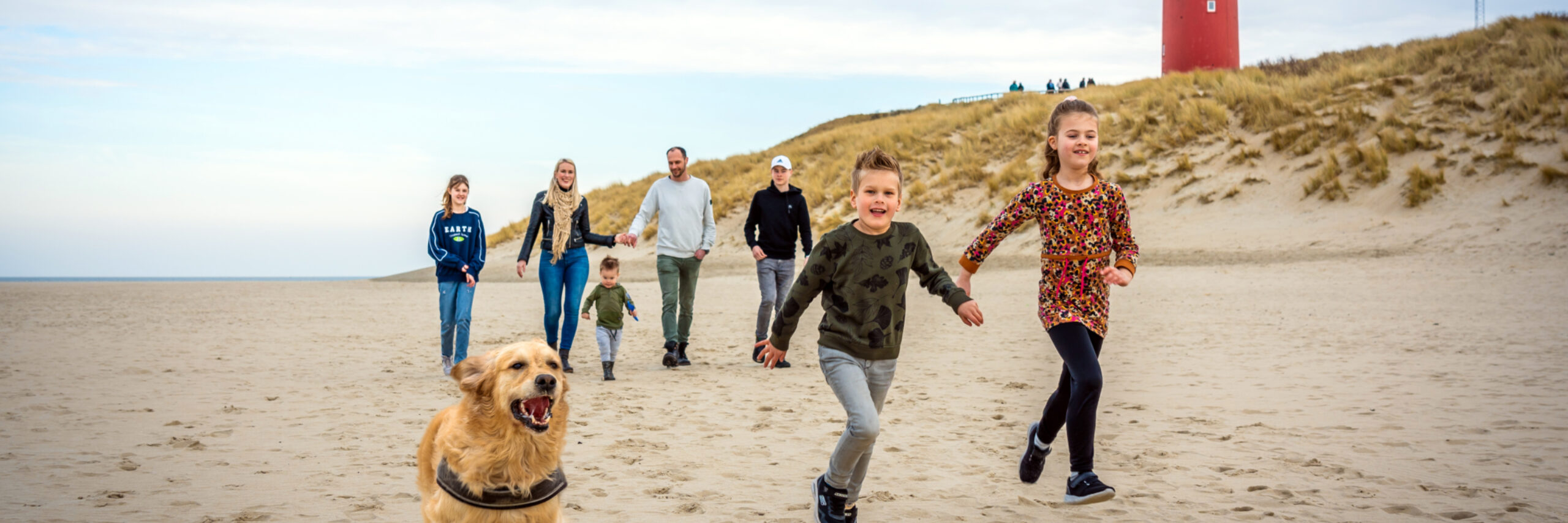 Rennen over het strand bij de vuurtoren