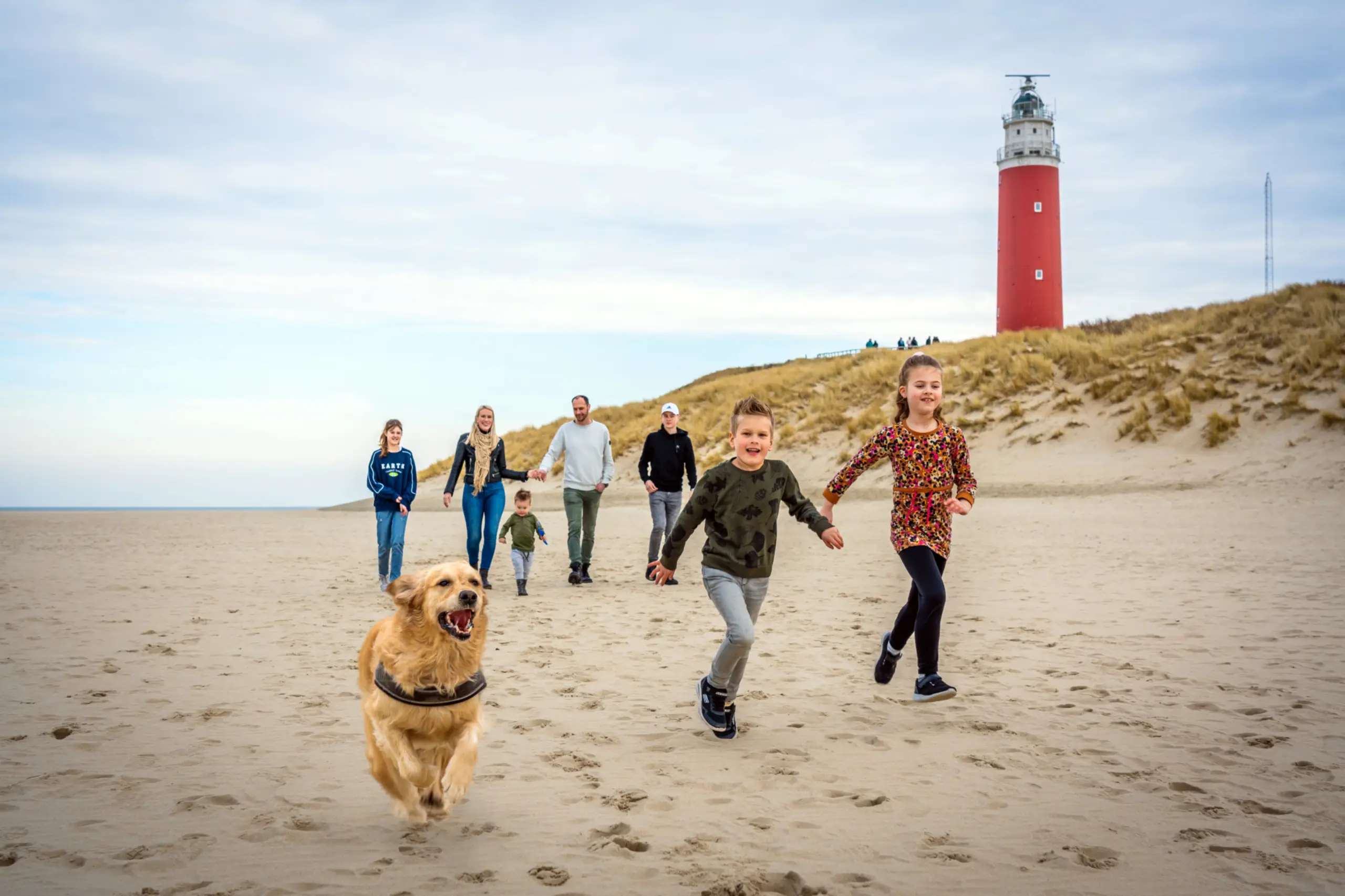 Rennen over het strand bij de vuurtoren