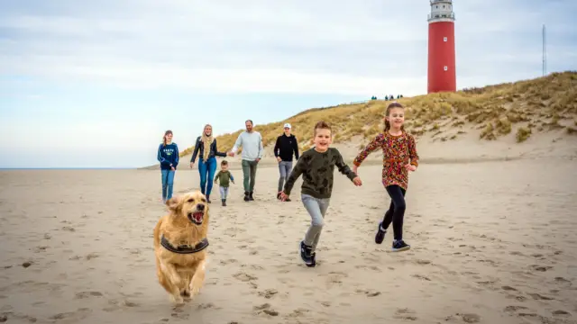 Rennen over het strand bij de vuurtoren
