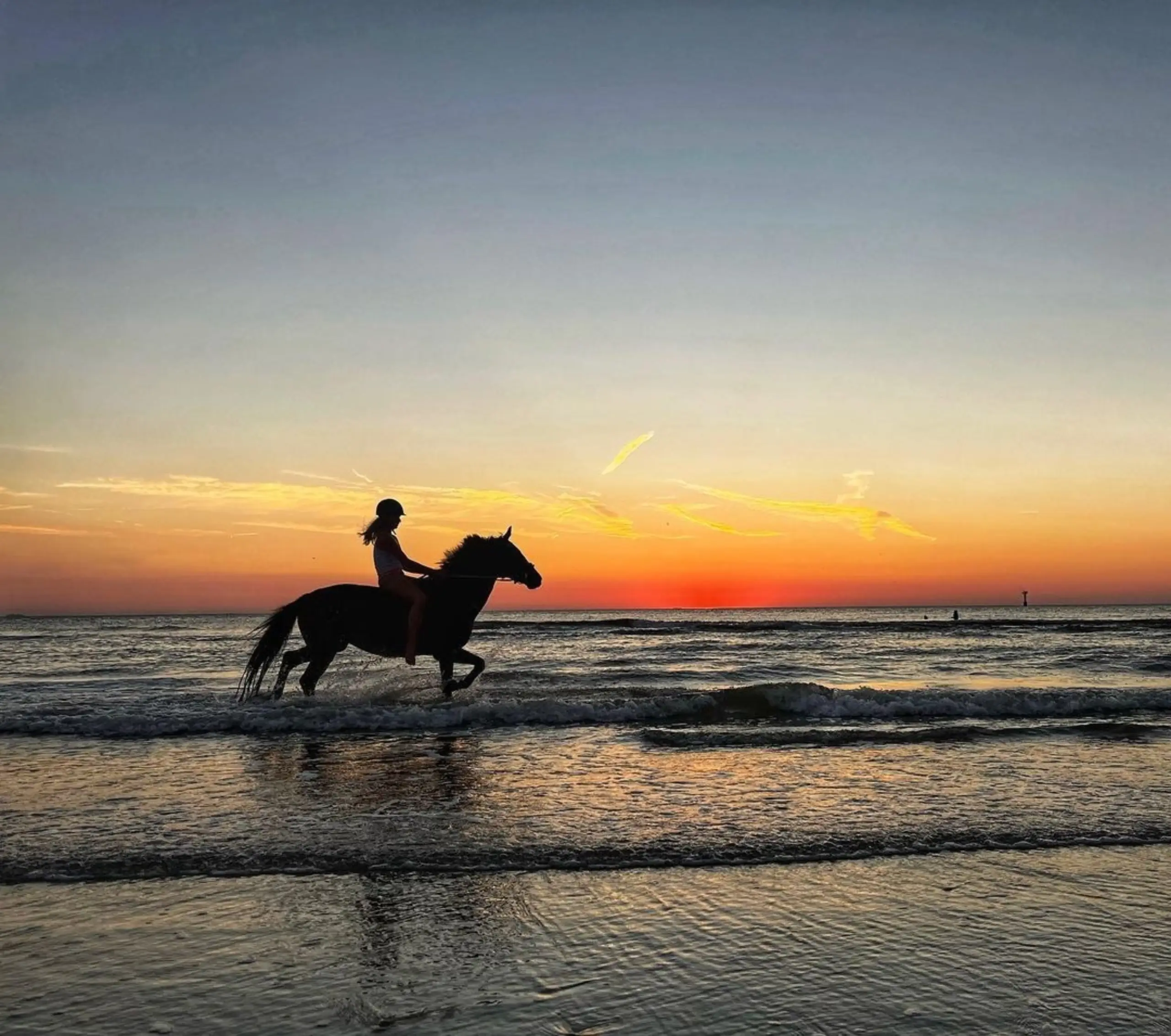 Paardrijden bij zonsondergang