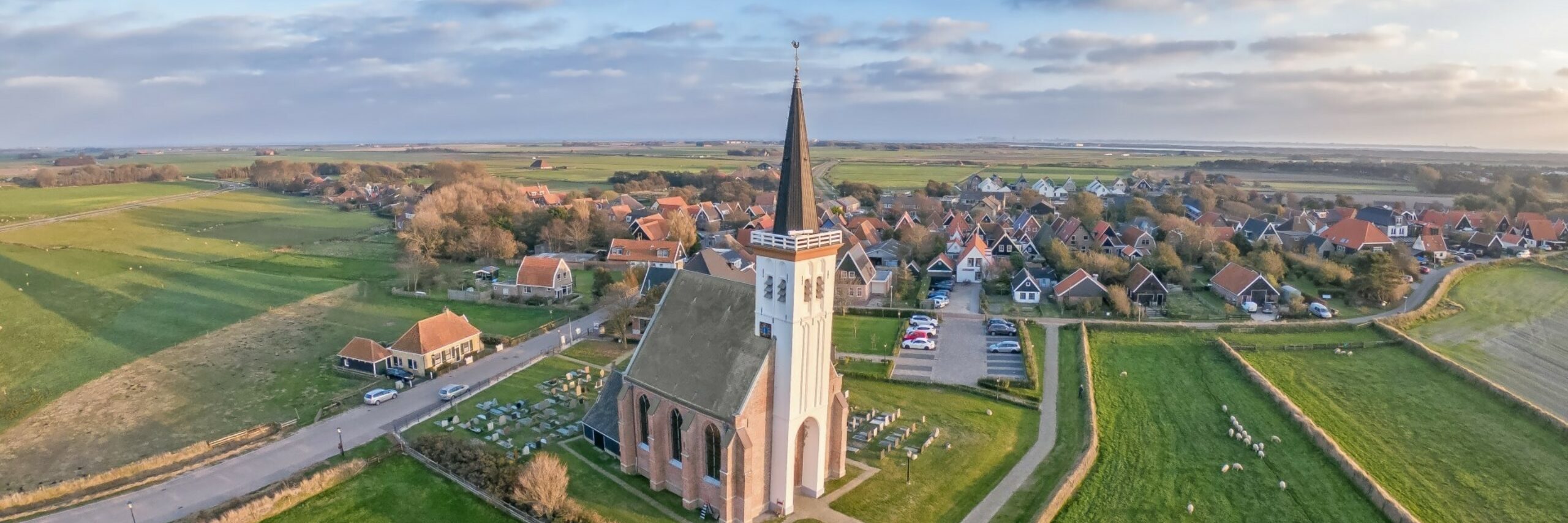 Luchtfoto kerkje Den Hoorn