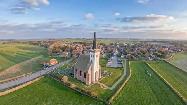 Luchtfoto kerkje Den Hoorn