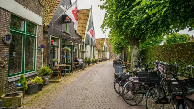 Straat in Oosterend VVV Texel fotograaf Lotte Klous