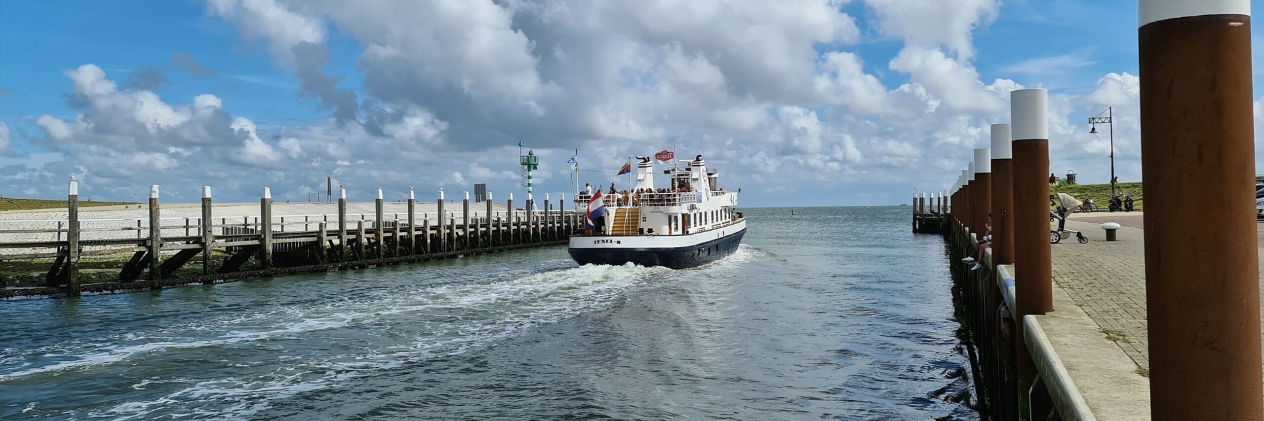 TX 44 vaart de haven uit VVV Texel