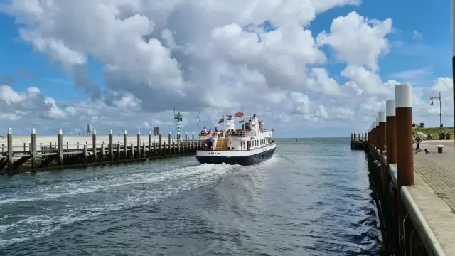 TX 44 vaart de haven uit VVV Texel
