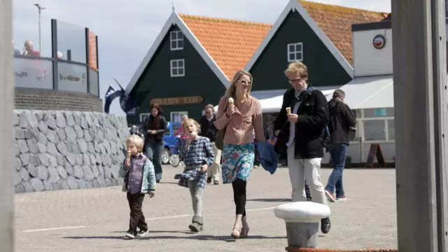 Ijsje eten gezin haven van oudeschild fotograaf Tessa Jol VVV Texel
