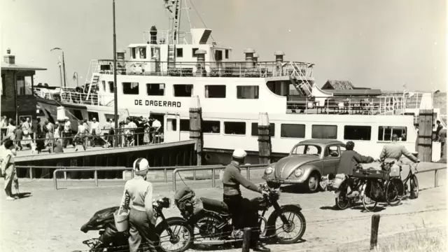 Oude afbeelding MS Dageraad in Oudeschild VVV Texel