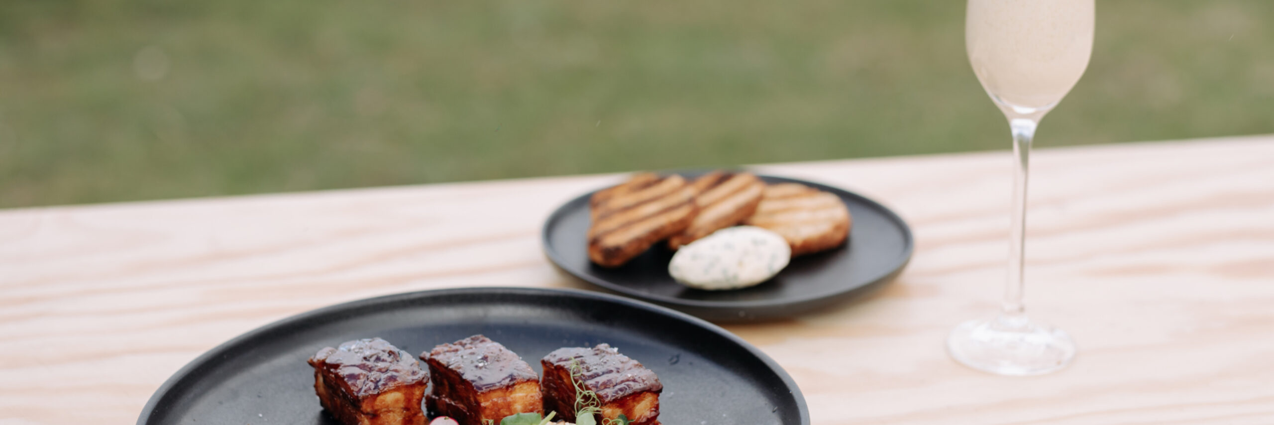 Gerecht met buikspek aardappelsalade en aardappelsoep van de BBQ Battle