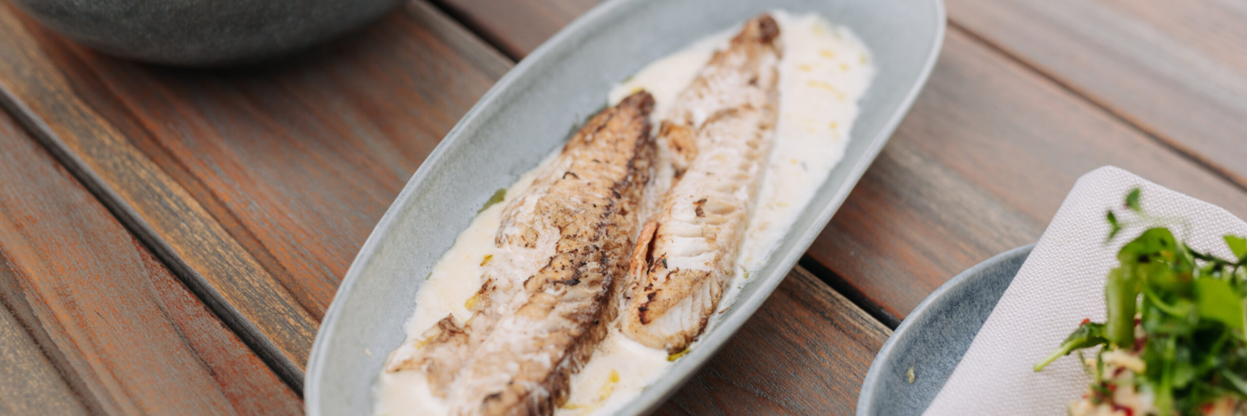 Gerecht poonfilet met prei en groenten in roomsaus BBQ recept